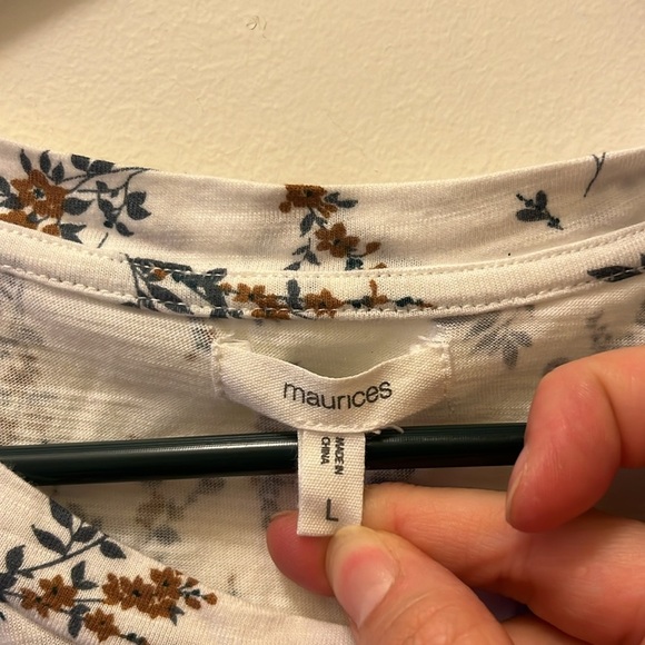 Maurices White floral Blouse with small ruffled sleeves size L - Picture 2 of 8